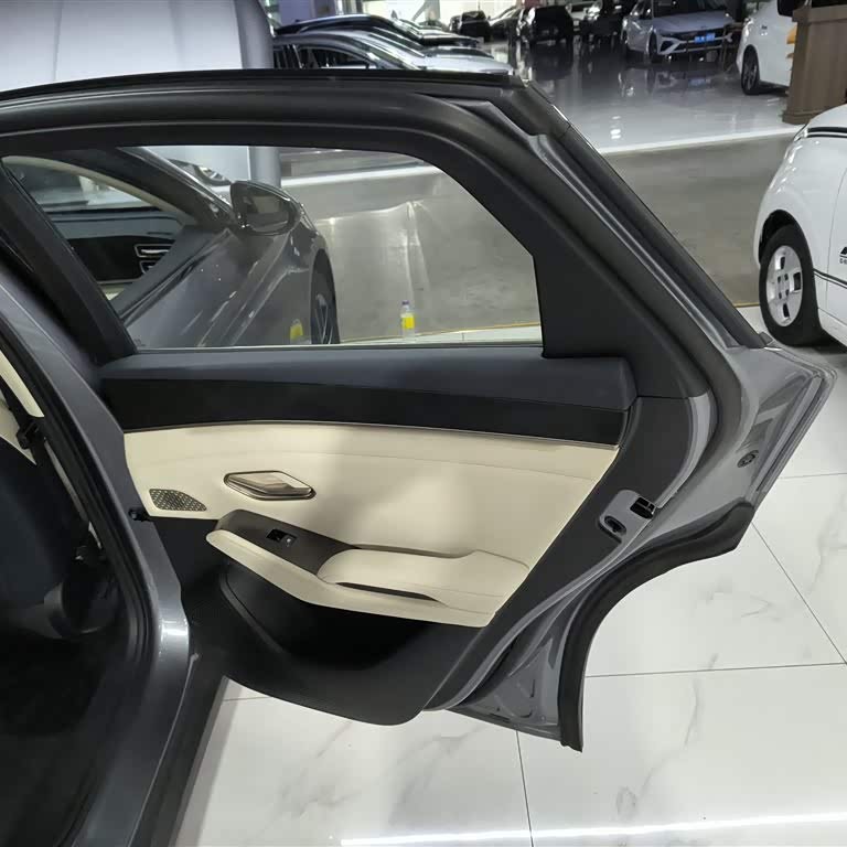 Qin L 2024 DM-i 120KM Beyond Edition Qin L 2024 DM-i 120KM Beyond Edition