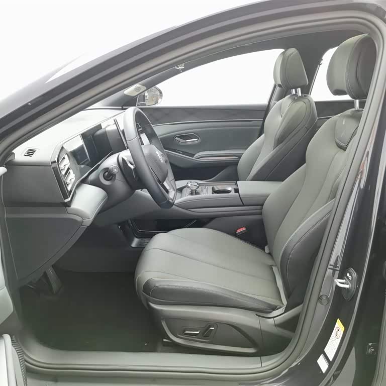 Qin L 2025 DM-i Intelligent Driving Edition 120KM Leading Model Qin L 2025 DM-i Intelligent Driving Edition 120KM Leading Model